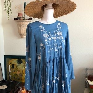 Gorgeous floral embroidered dress 🌾